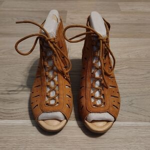 Earth Kristen Sand Brown Lace Up Sandals With Block Heel Women's Size 5.5B